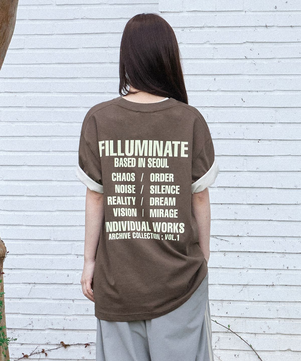 필루미네이트(FILLUMINATE) 콘트라스트 그래픽 티셔츠-브라운