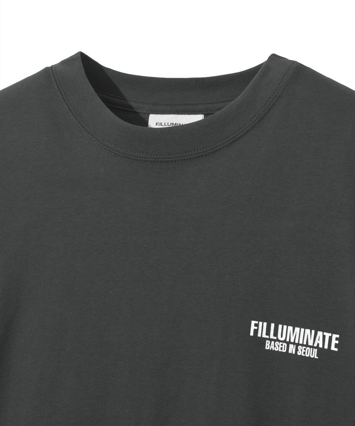 필루미네이트(FILLUMINATE) 콘트라스트 그래픽 티셔츠-차콜