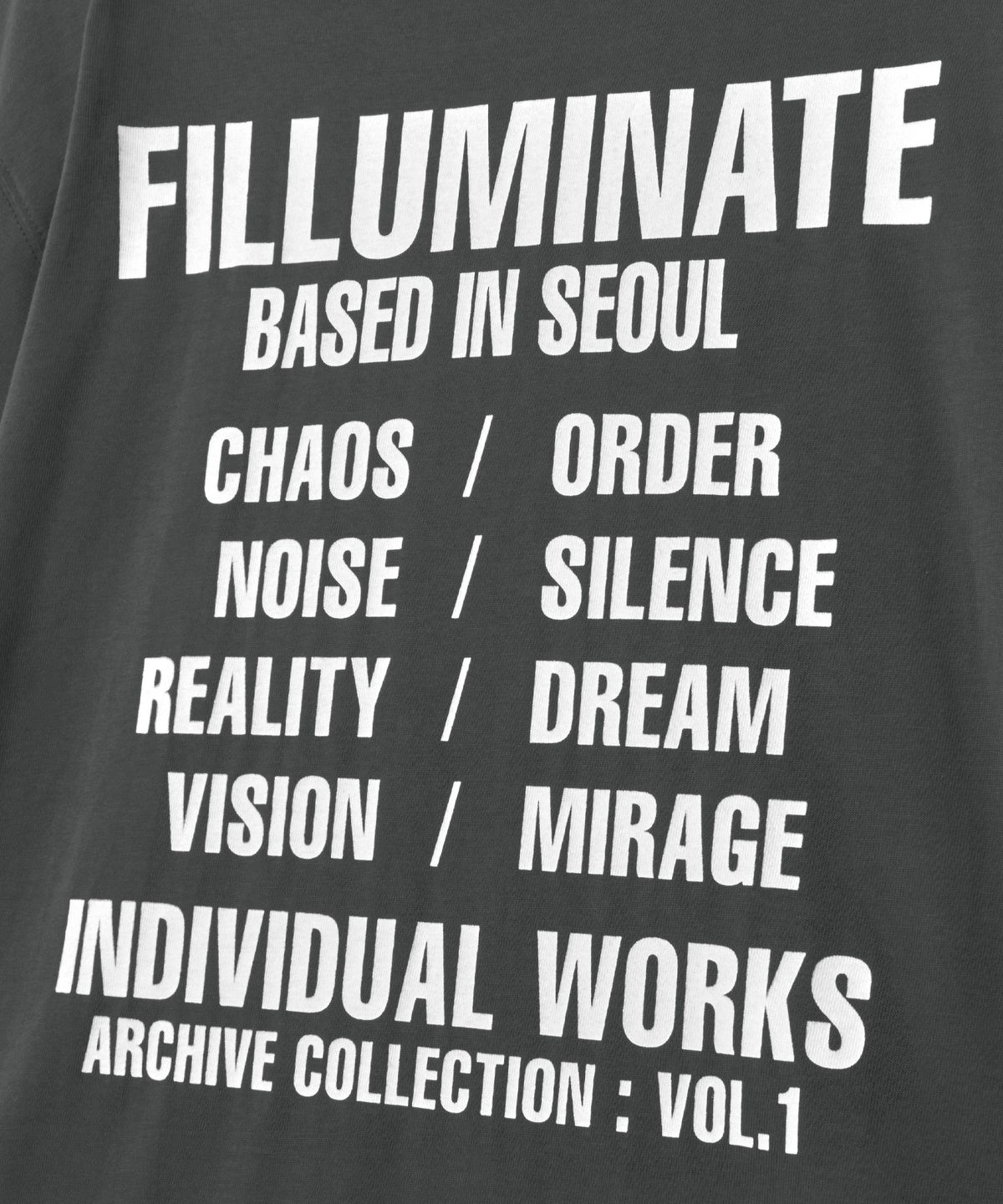 필루미네이트(FILLUMINATE) 콘트라스트 그래픽 티셔츠-차콜