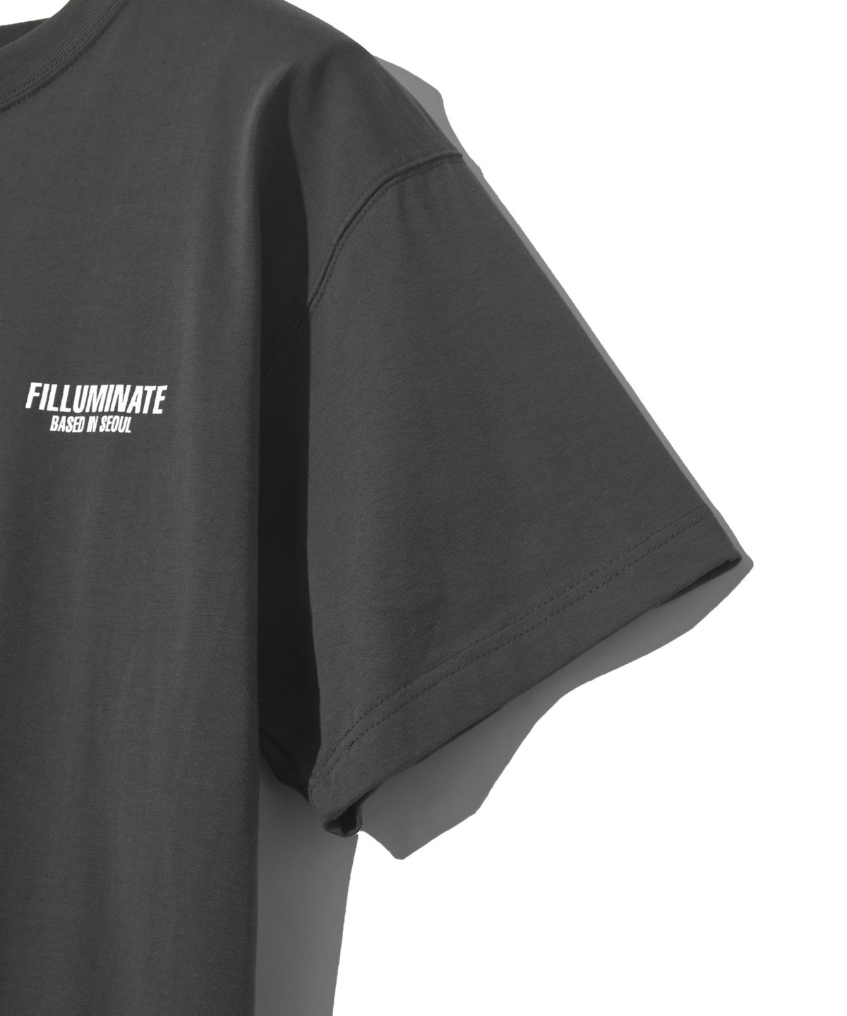 필루미네이트(FILLUMINATE) 콘트라스트 그래픽 티셔츠-차콜
