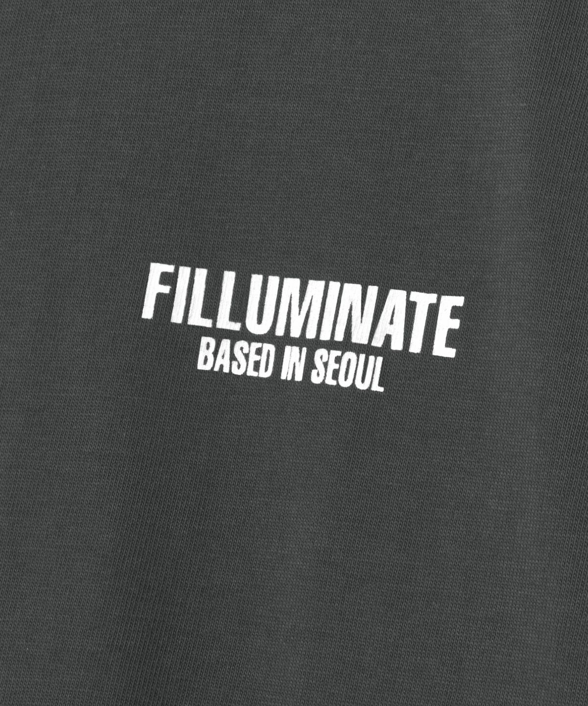 필루미네이트(FILLUMINATE) 콘트라스트 그래픽 티셔츠-차콜