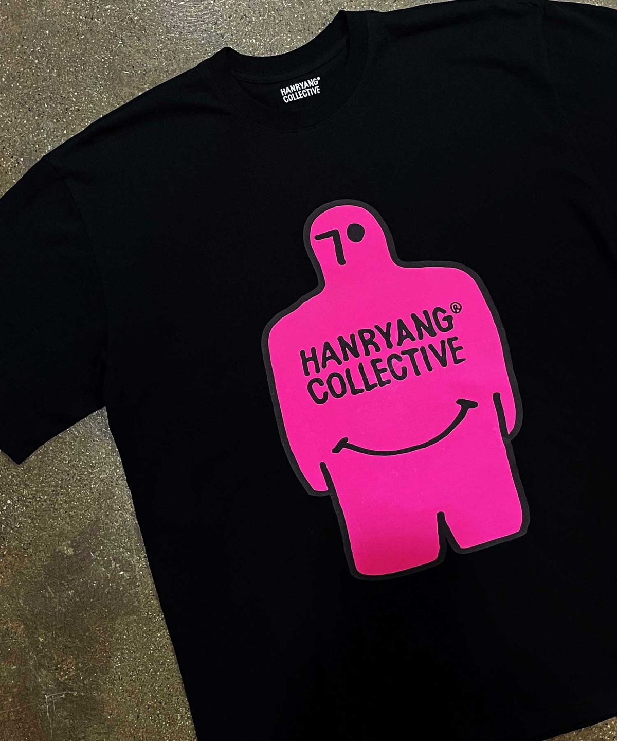 한량 컬렉티브(HANRYANG COLLECTIVE) HR PINK BIG ICON TEE BLACK