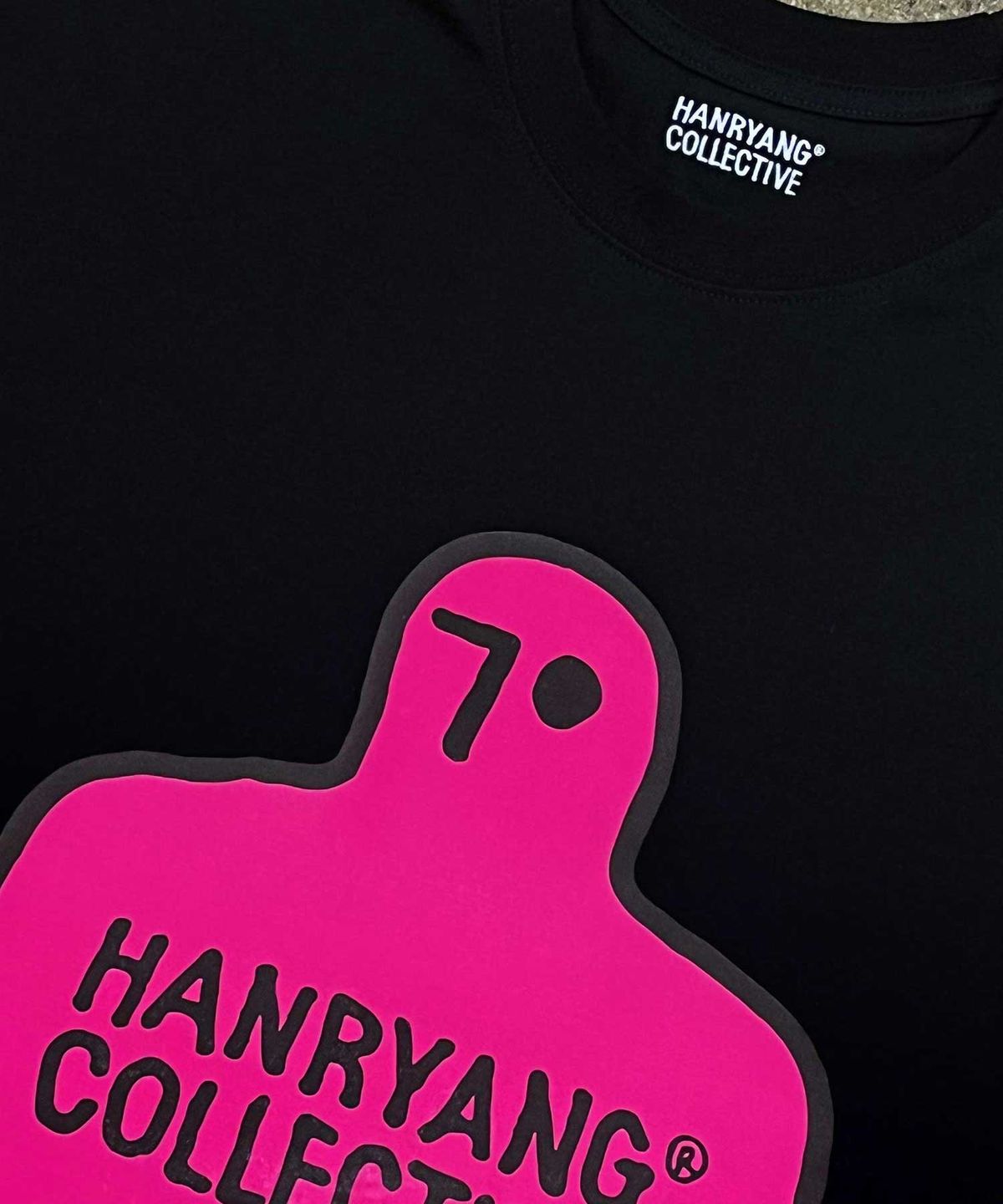한량 컬렉티브(HANRYANG COLLECTIVE) HR PINK BIG ICON TEE BLACK