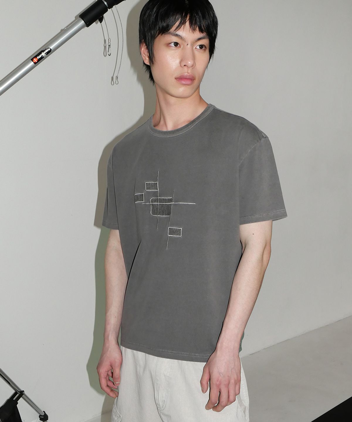 인템포무드(INTEMPOMOOD) 디스토션 그래픽 티셔츠_차콜