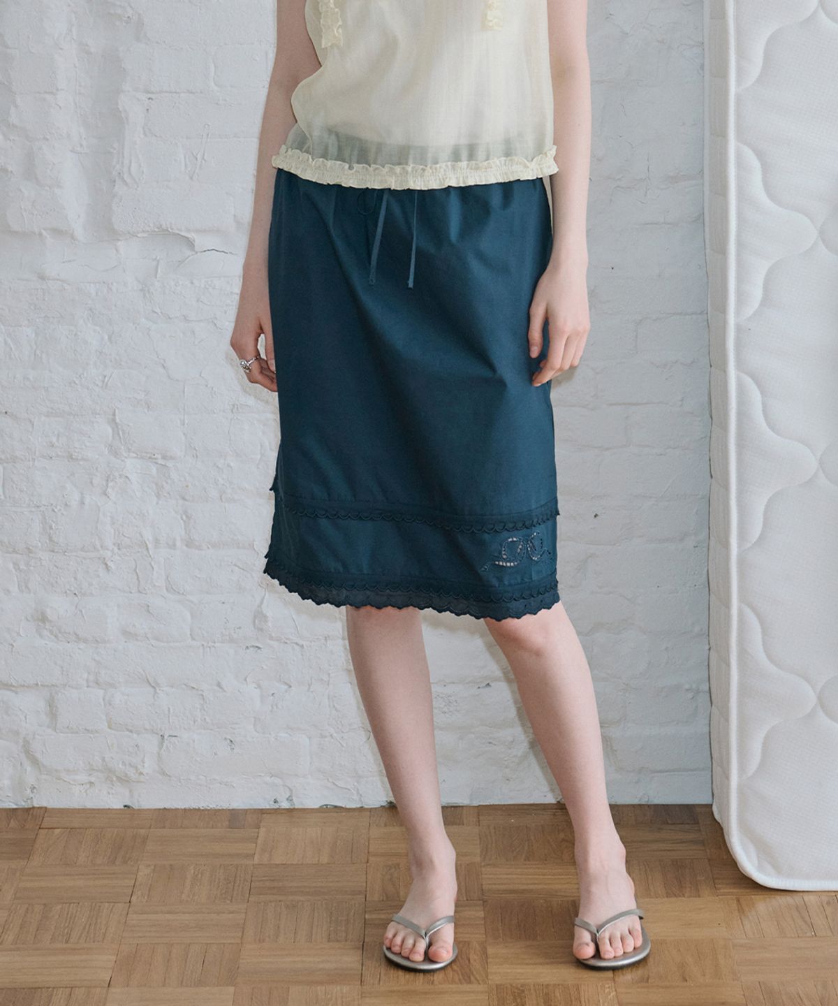 시눈(SINOON) Eyelet Punching Midi Skirt (Navy)