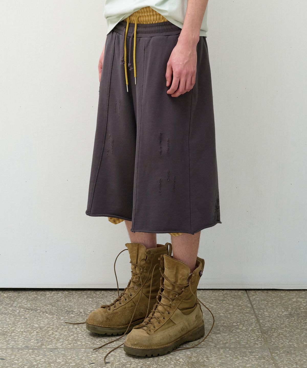 더바이닐하우스(THEVINYLHOUSE) CUT-OFF DAMAGE SHORTS CHARCOAL