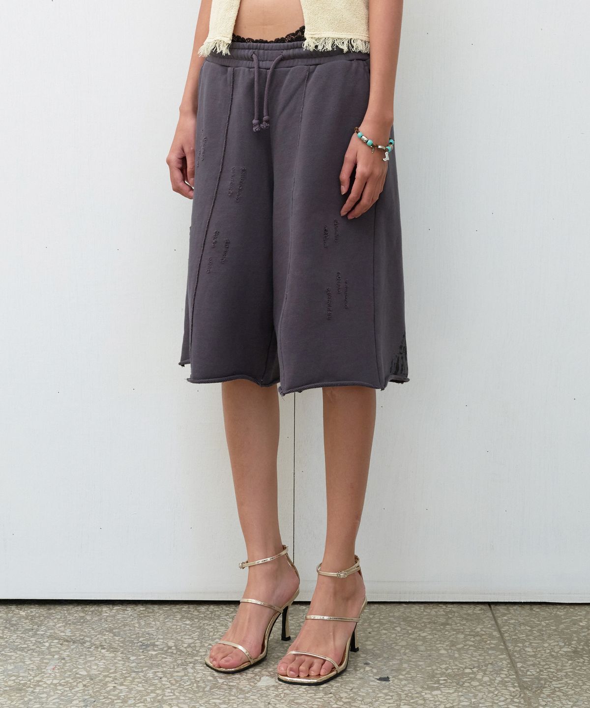 더바이닐하우스(THEVINYLHOUSE) CUT-OFF DAMAGE SHORTS CHARCOAL