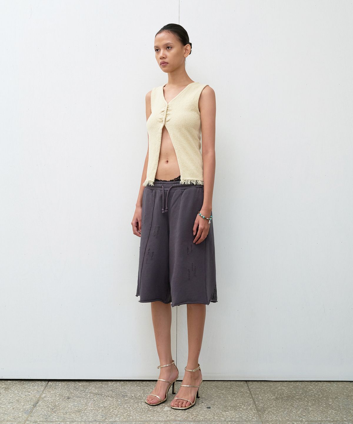 더바이닐하우스(THEVINYLHOUSE) CUT-OFF DAMAGE SHORTS CHARCOAL