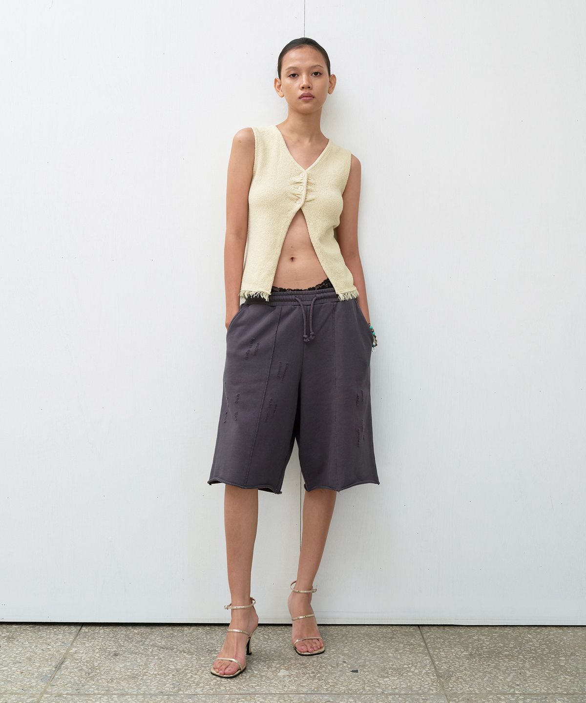 더바이닐하우스(THEVINYLHOUSE) CUT-OFF DAMAGE SHORTS CHARCOAL