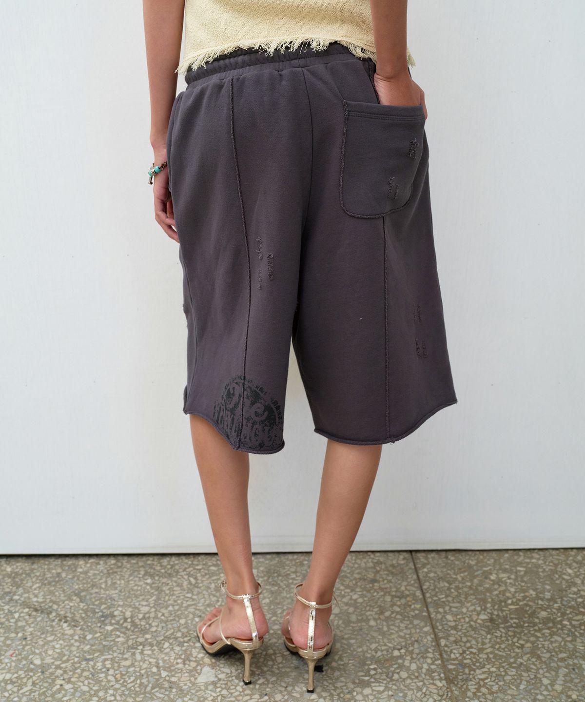 더바이닐하우스(THEVINYLHOUSE) CUT-OFF DAMAGE SHORTS CHARCOAL