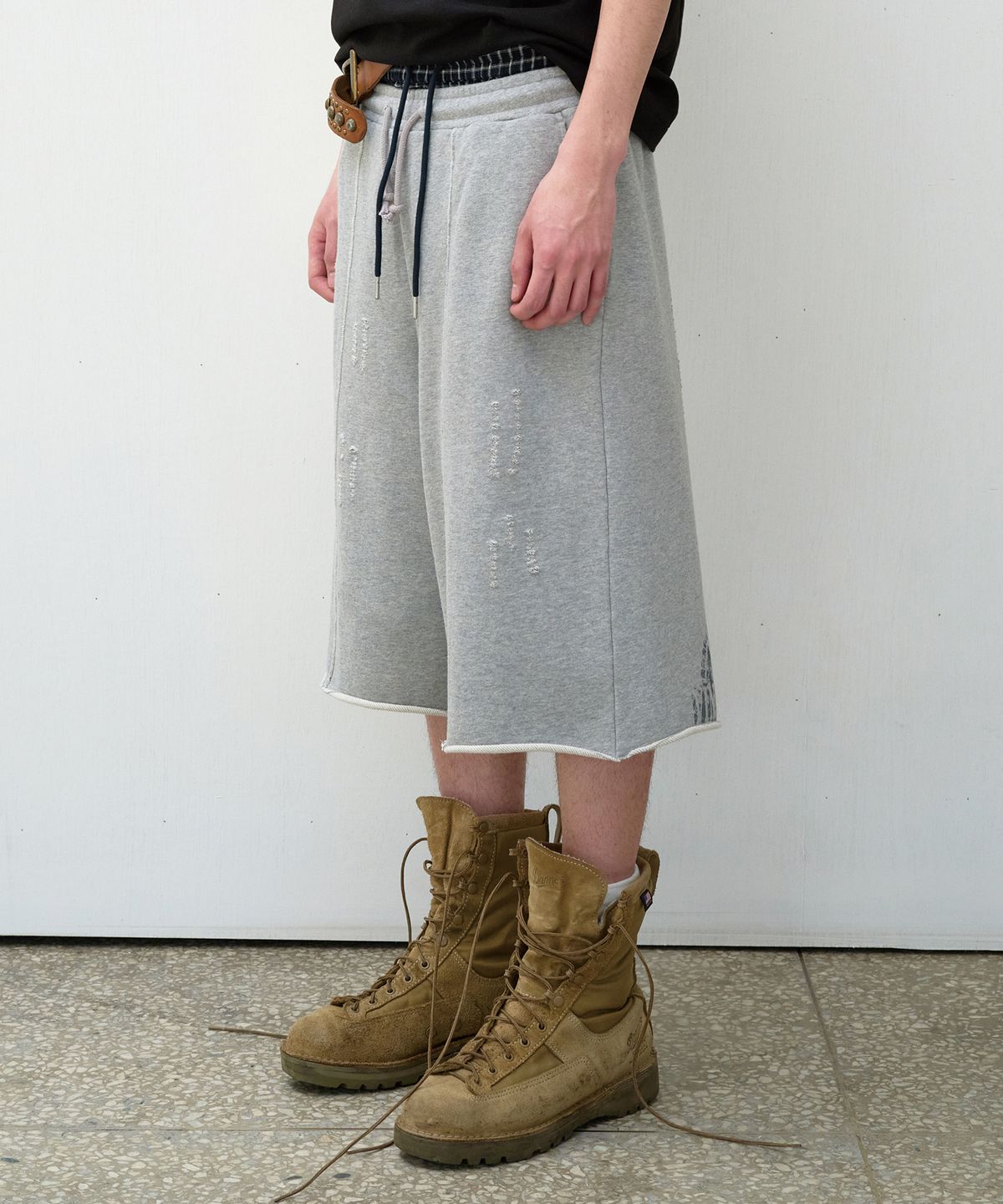 더바이닐하우스(THEVINYLHOUSE) CUT-OFF DAMAGE SHORTS GREY