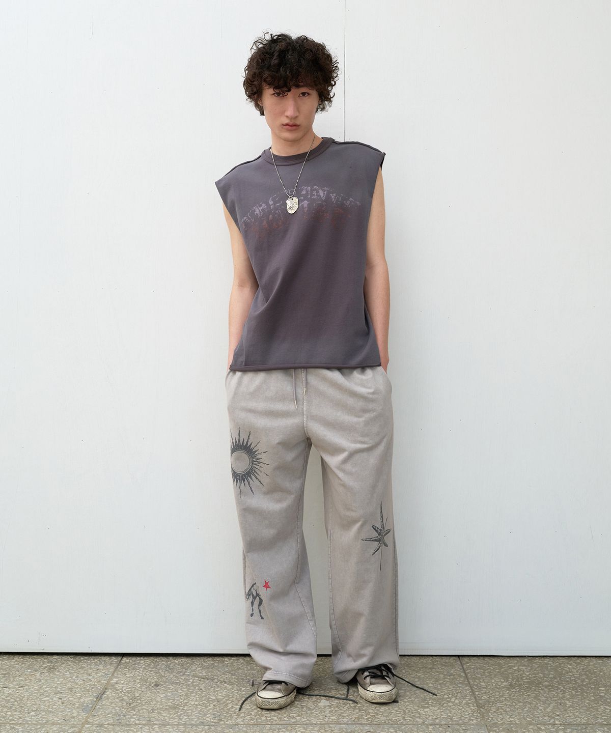 더바이닐하우스(THEVINYLHOUSE) VINYL ARC LOGO SLEEVELESS CHARCOAL
