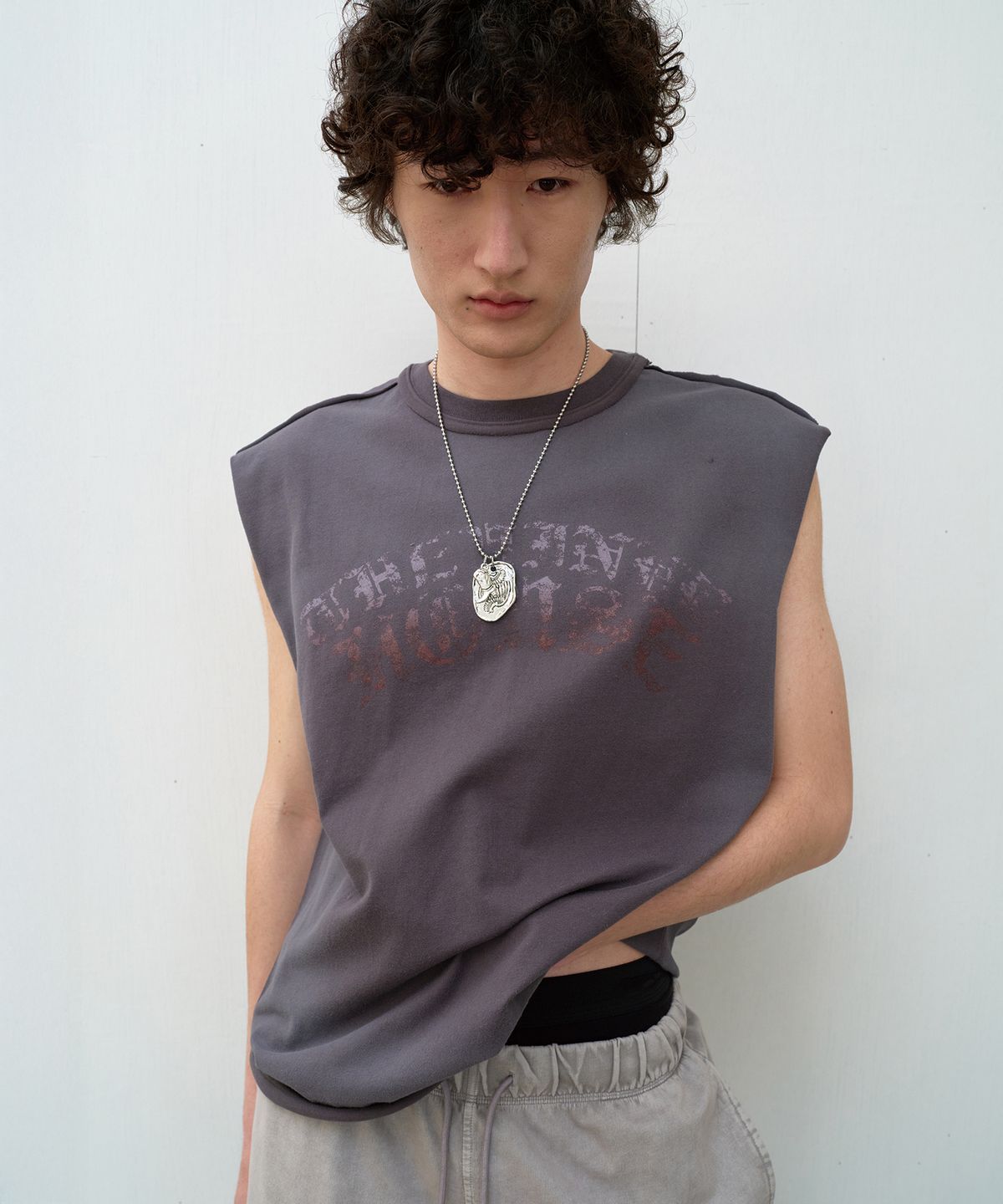 더바이닐하우스(THEVINYLHOUSE) VINYL ARC LOGO SLEEVELESS CHARCOAL