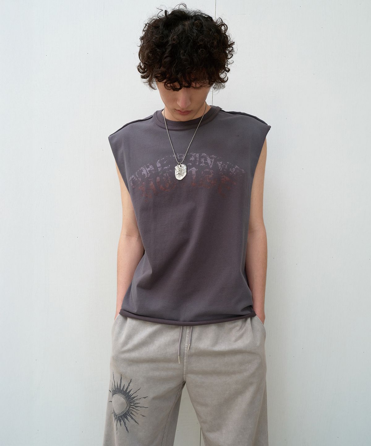 더바이닐하우스(THEVINYLHOUSE) VINYL ARC LOGO SLEEVELESS CHARCOAL