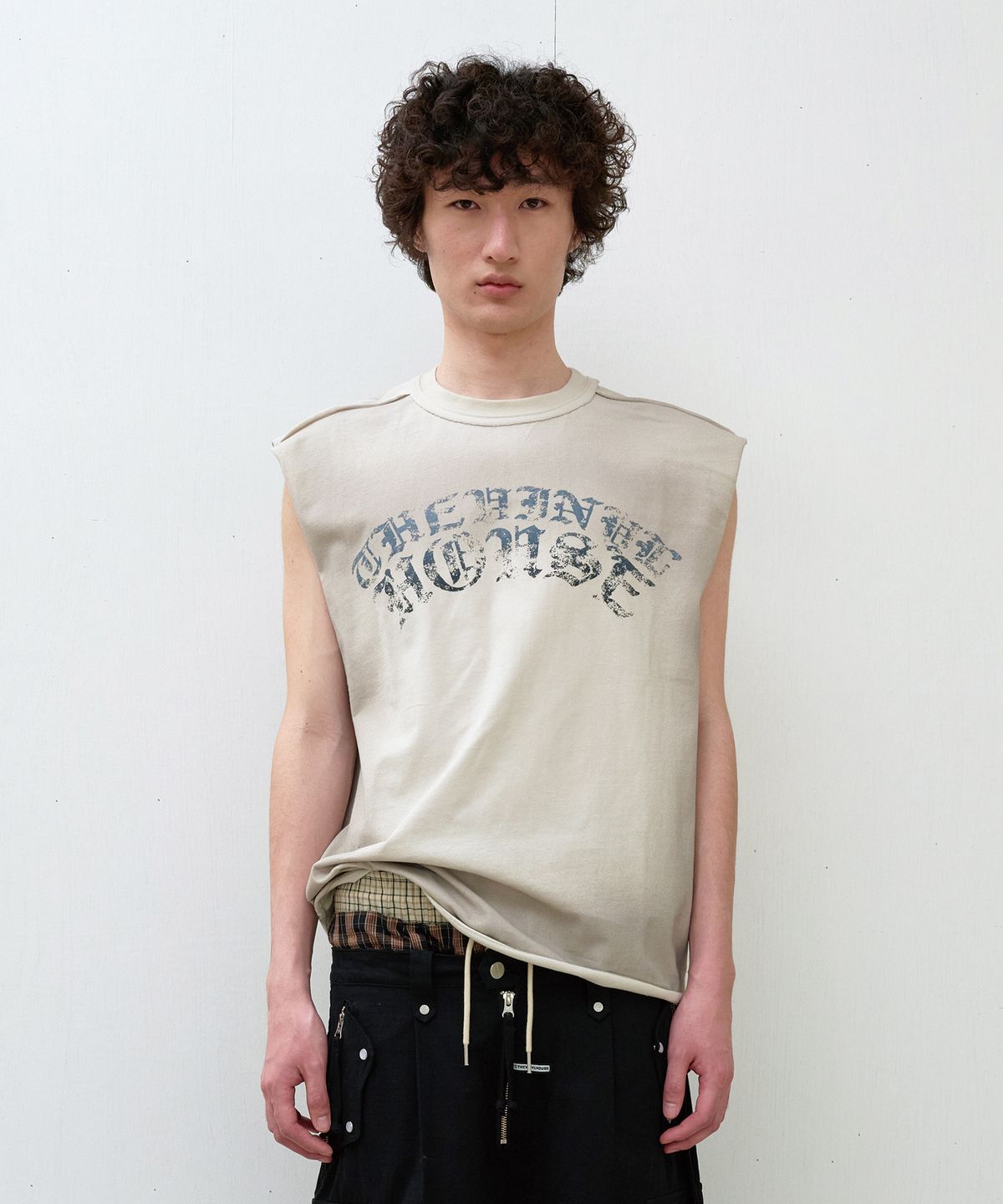 더바이닐하우스(THEVINYLHOUSE) VINYL ARC LOGO SLEEVELESS BEIGE