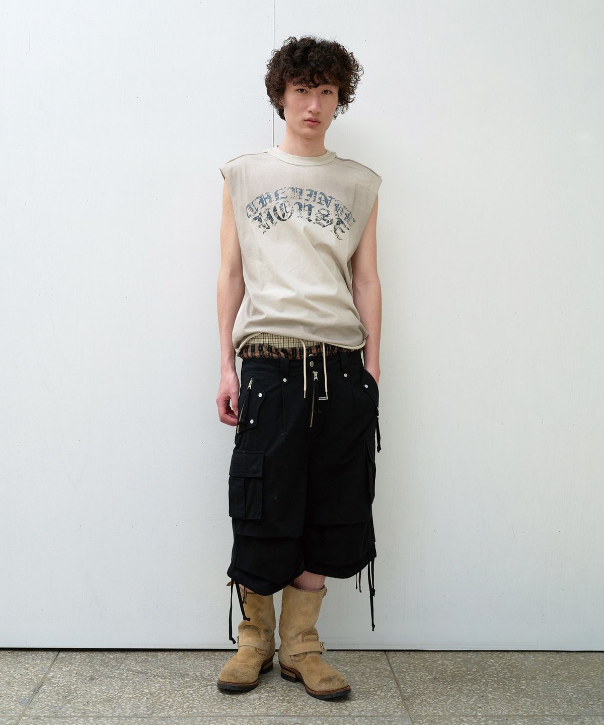 더바이닐하우스(THEVINYLHOUSE) VINYL ARC LOGO SLEEVELESS BEIGE