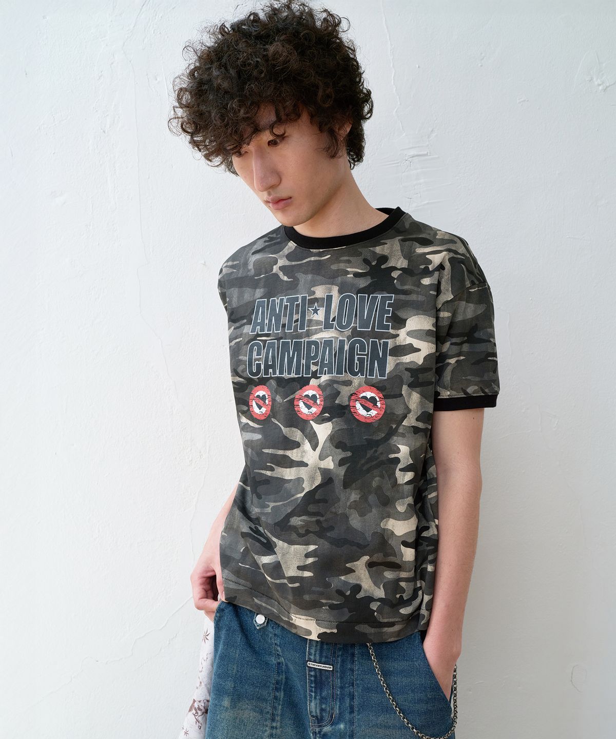 더바이닐하우스(THEVINYLHOUSE) ANTI LOVE CAMO RINGER TEE BLACK