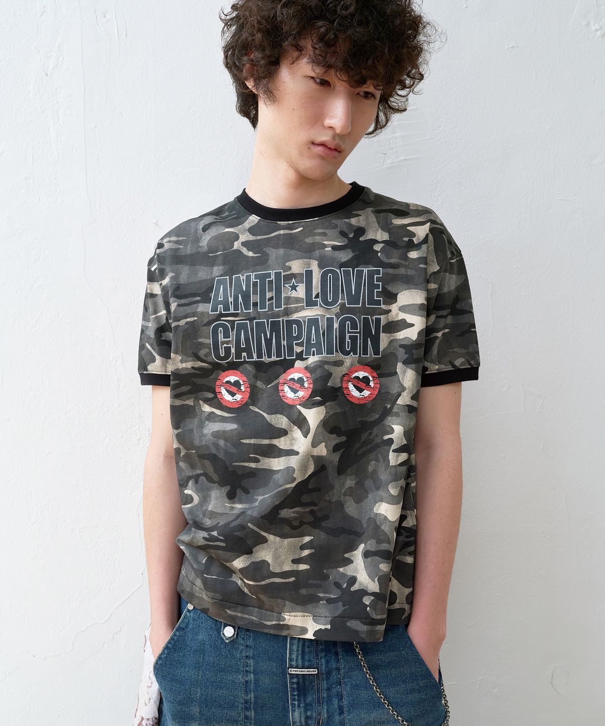 더바이닐하우스(THEVINYLHOUSE) ANTI LOVE CAMO RINGER TEE BLACK