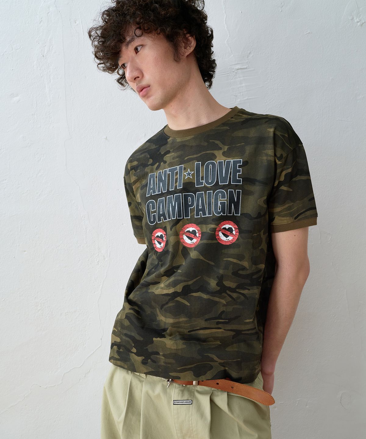 더바이닐하우스(THEVINYLHOUSE) ANTI LOVE CAMO RINGER TEE KHAKI