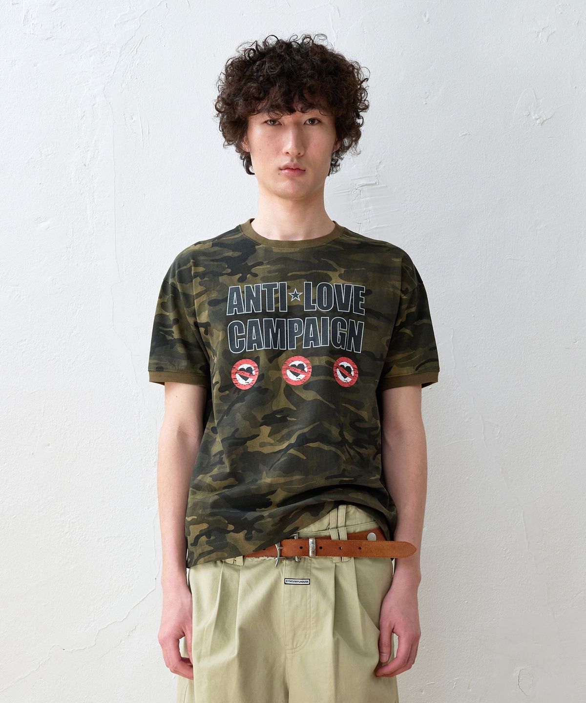 더바이닐하우스(THEVINYLHOUSE) ANTI LOVE CAMO RINGER TEE KHAKI