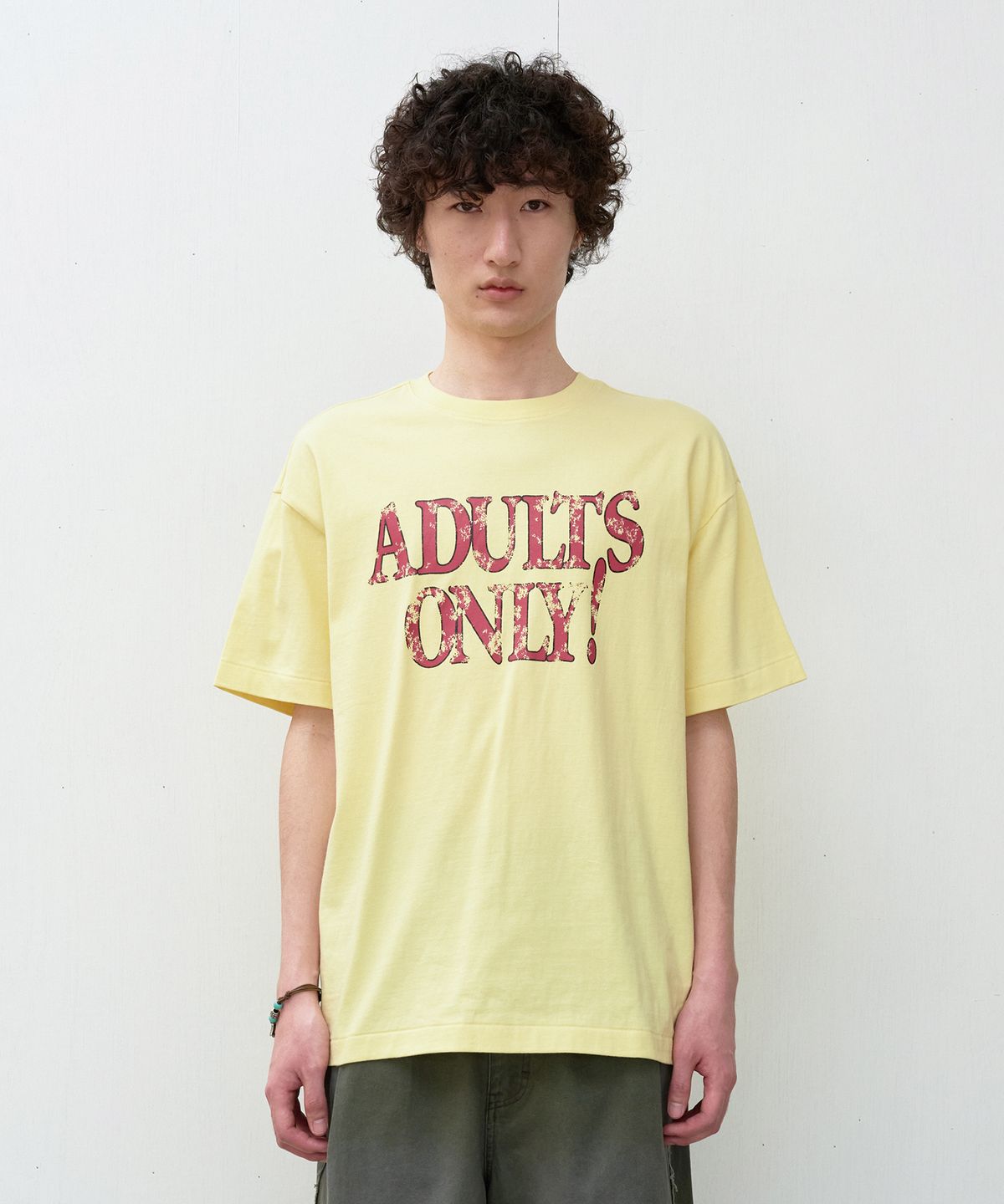 더바이닐하우스(THEVINYLHOUSE) ADULTS ONLY TEE YELLOW