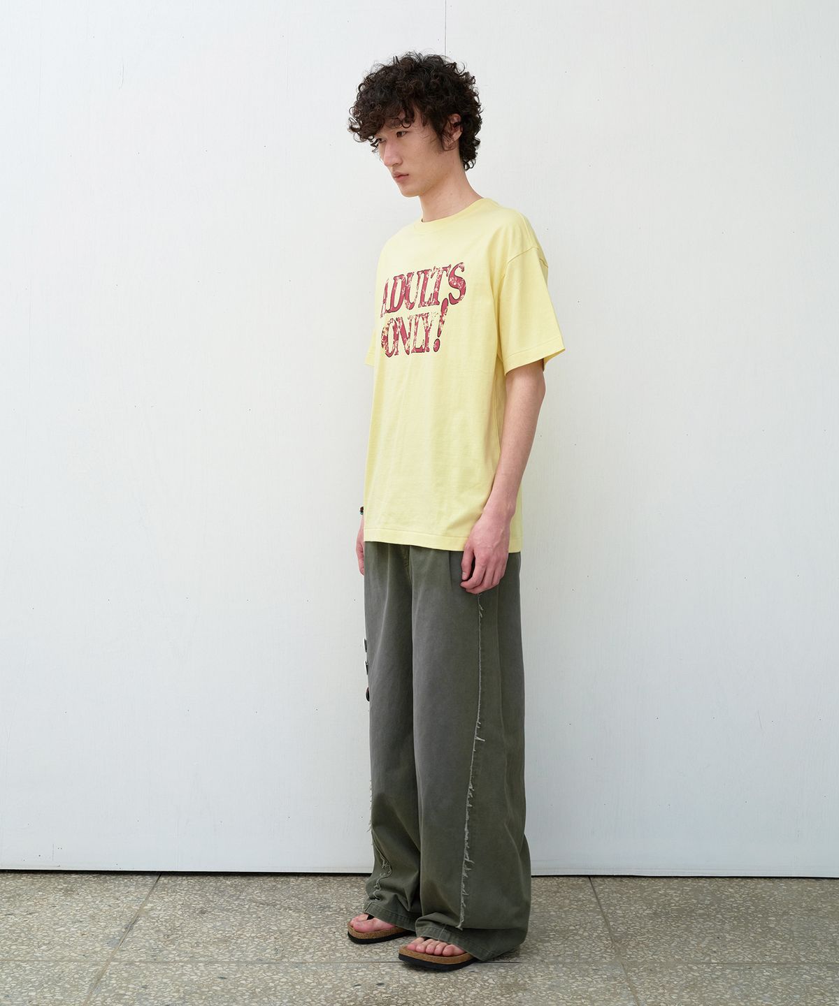 더바이닐하우스(THEVINYLHOUSE) ADULTS ONLY TEE YELLOW