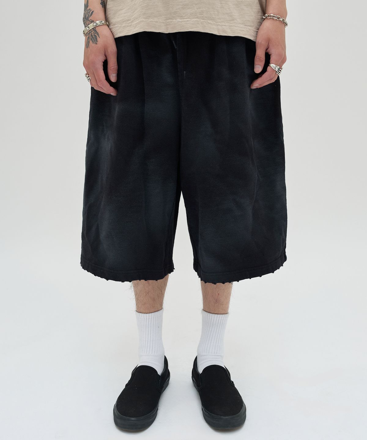 스웨이드(SUADE) CUT EDGE SWEAT SHORTS [WASHING BLACK]