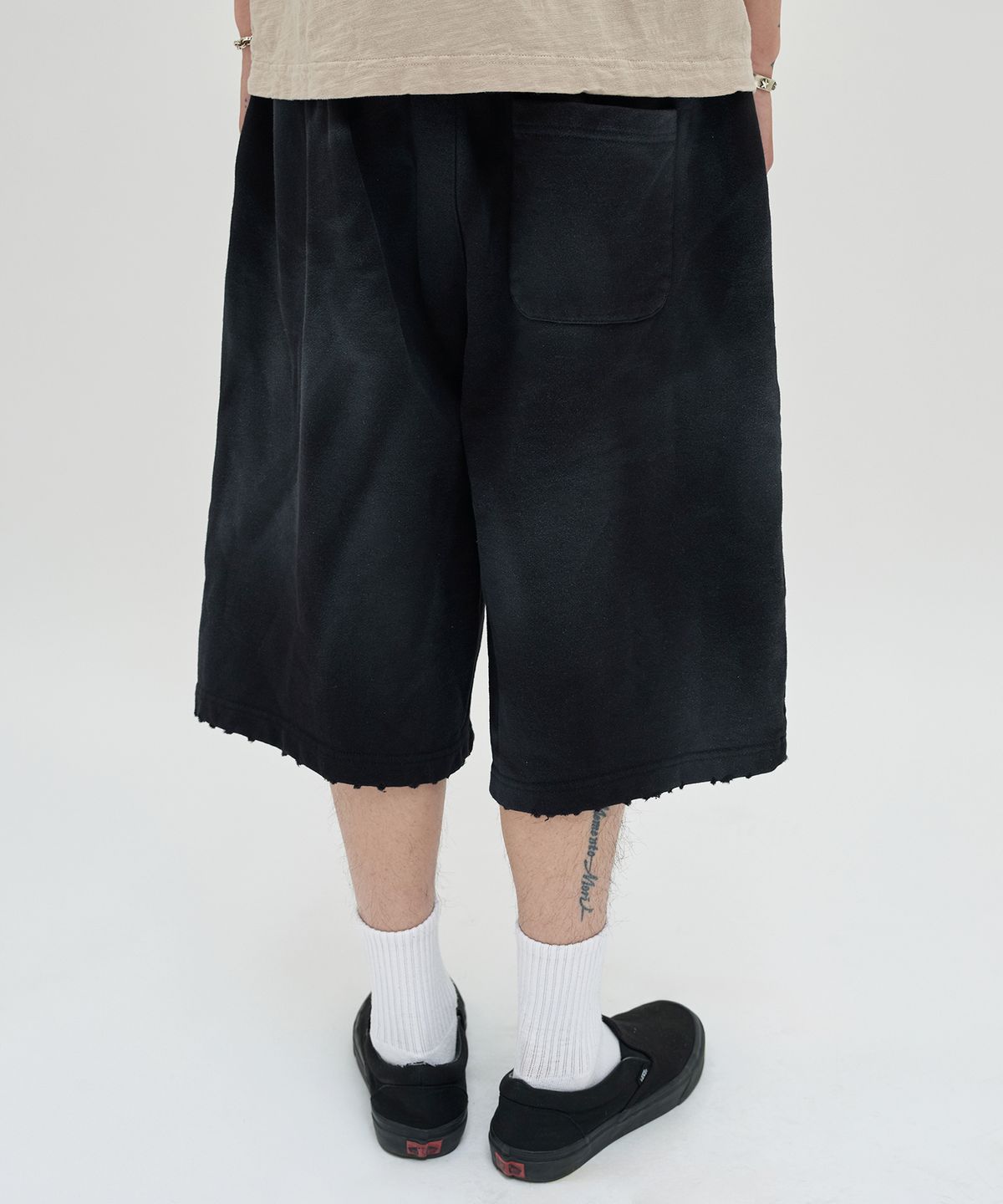 스웨이드(SUADE) CUT EDGE SWEAT SHORTS [WASHING BLACK]