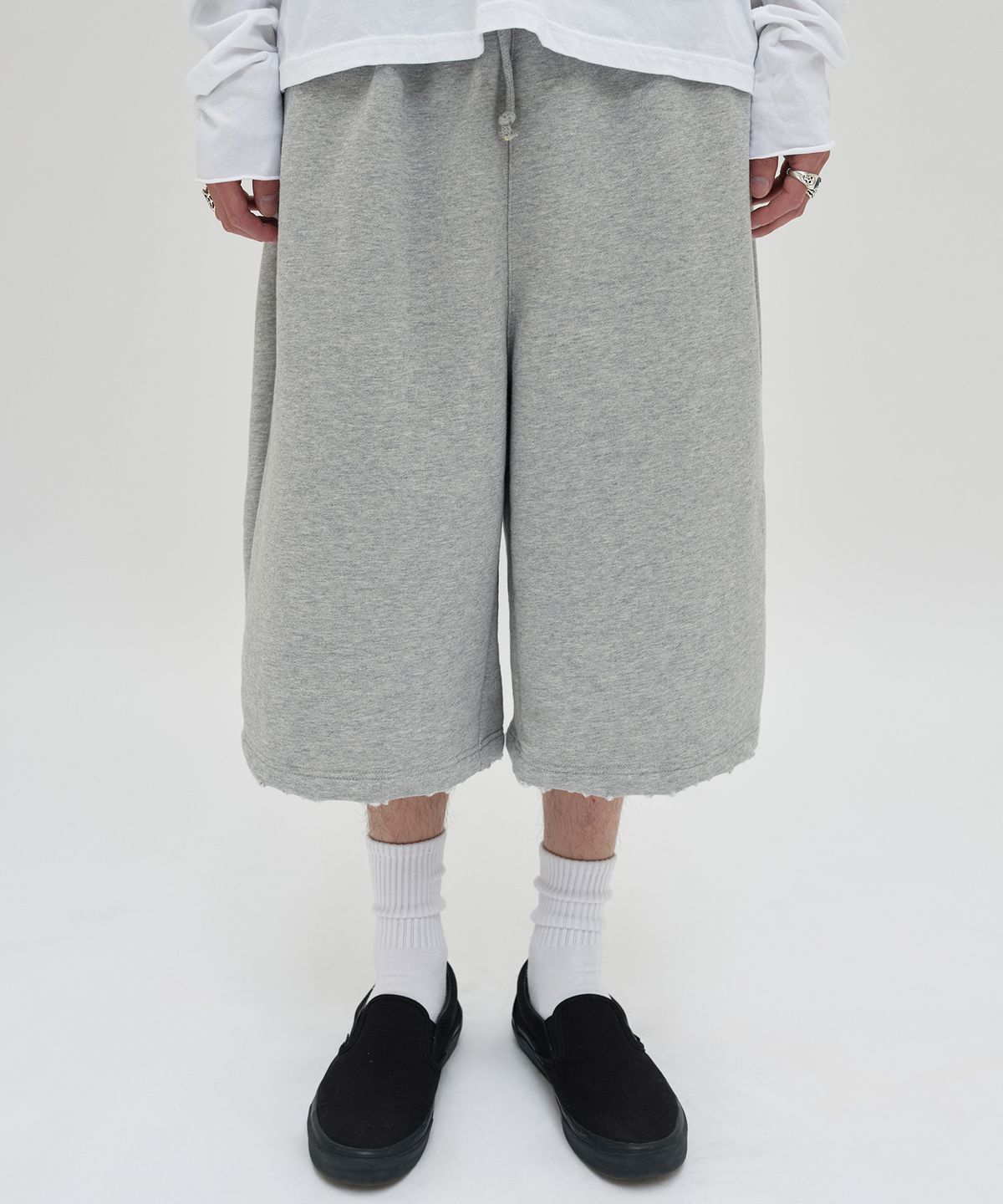 스웨이드(SUADE) CUT EDGE SWEAT SHORTS [GRAY]
