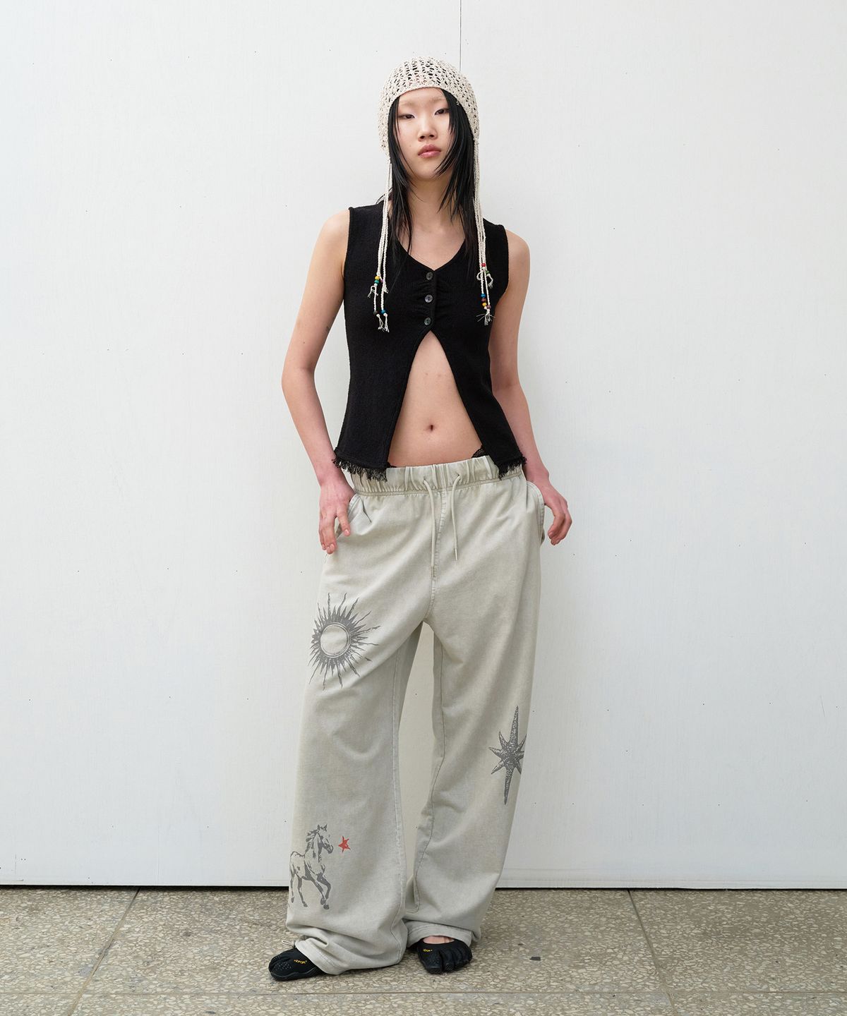 더바이닐하우스(THEVINYLHOUSE) BUTTON KNIT VEST (W) BLACK