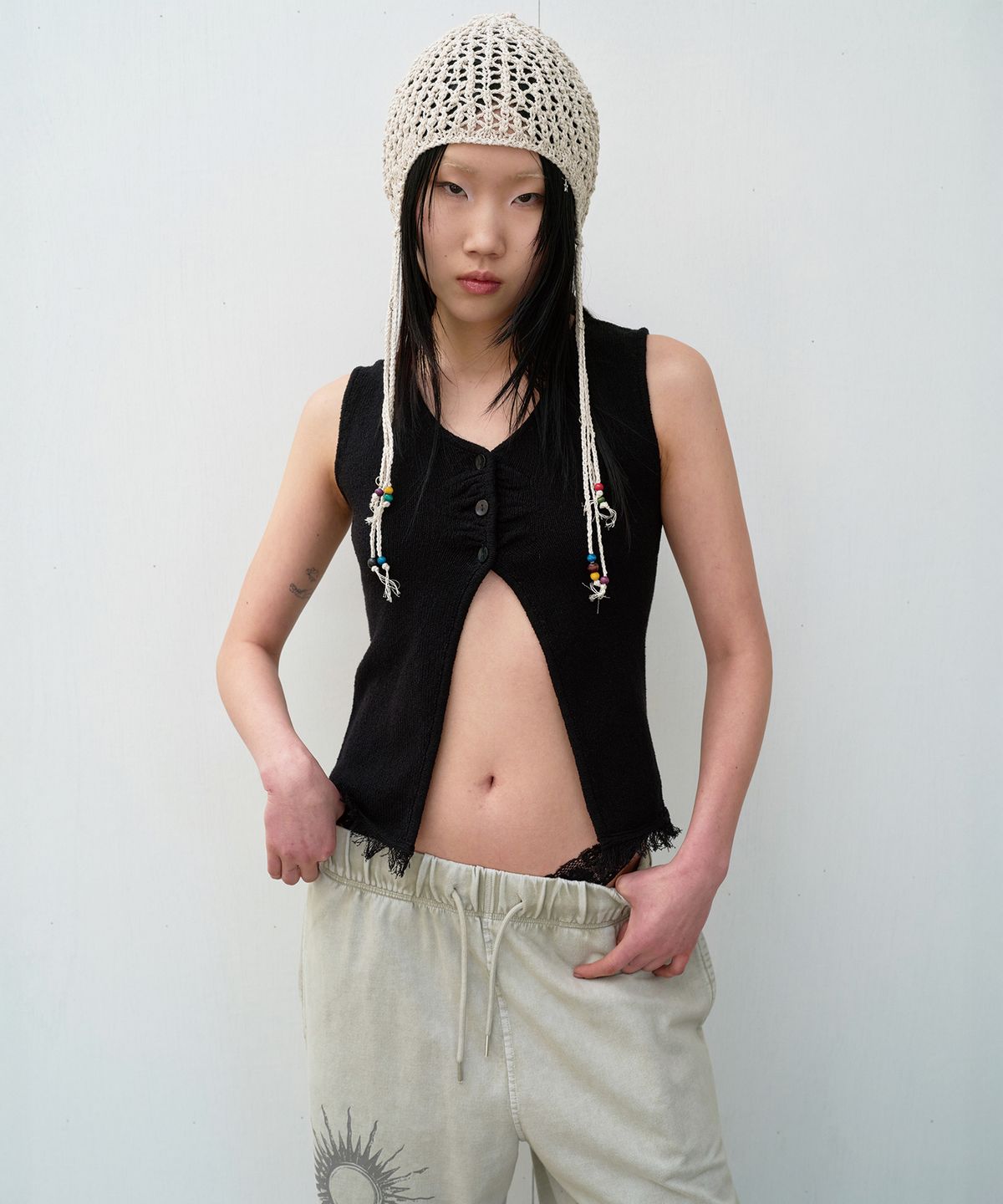 더바이닐하우스(THEVINYLHOUSE) BUTTON KNIT VEST (W) BLACK