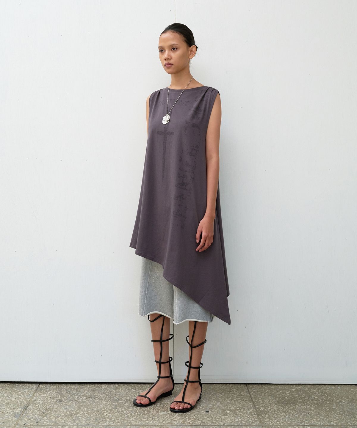 더바이닐하우스(THEVINYLHOUSE) UNBALANCE LAYERED ONE-PIECE (W) CHARCOAL