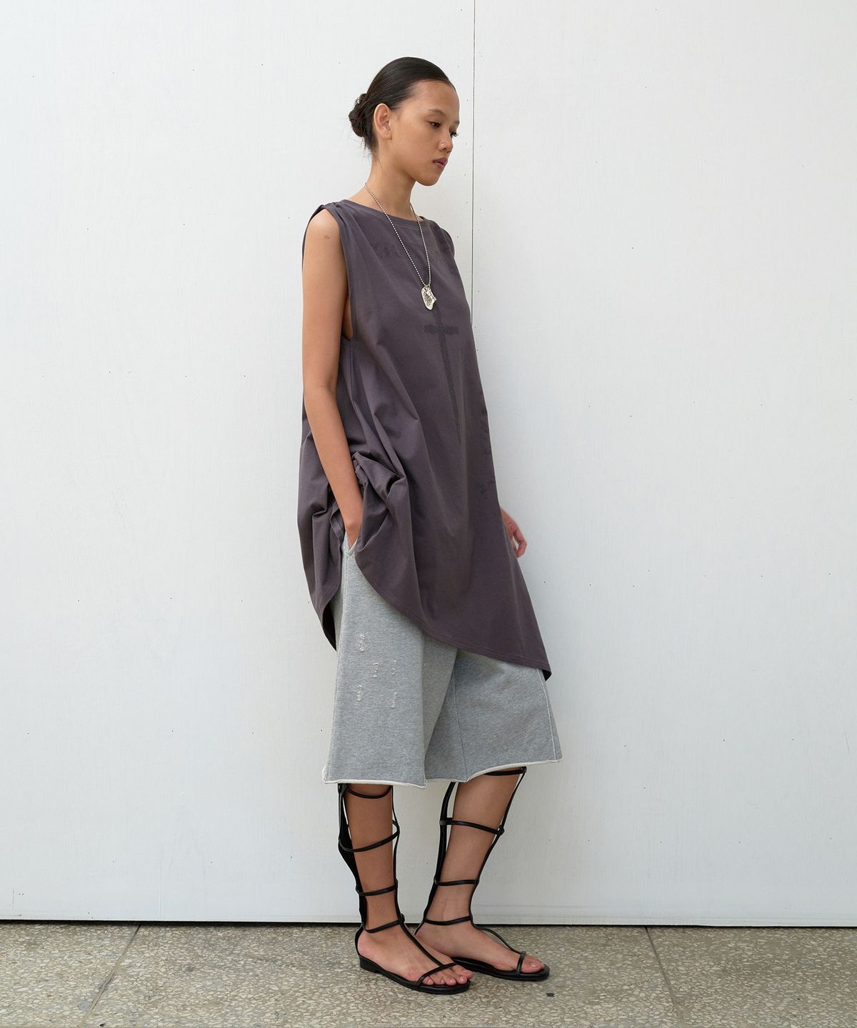 더바이닐하우스(THEVINYLHOUSE) UNBALANCE LAYERED ONE-PIECE (W) CHARCOAL