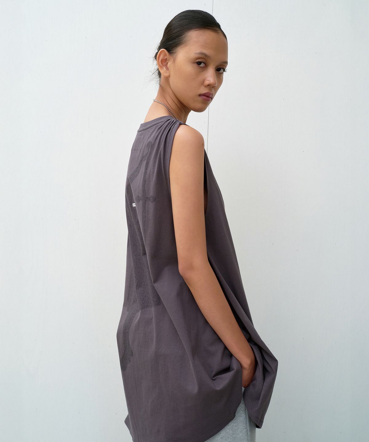 더바이닐하우스(THEVINYLHOUSE) UNBALANCE LAYERED ONE-PIECE (W) CHARCOAL