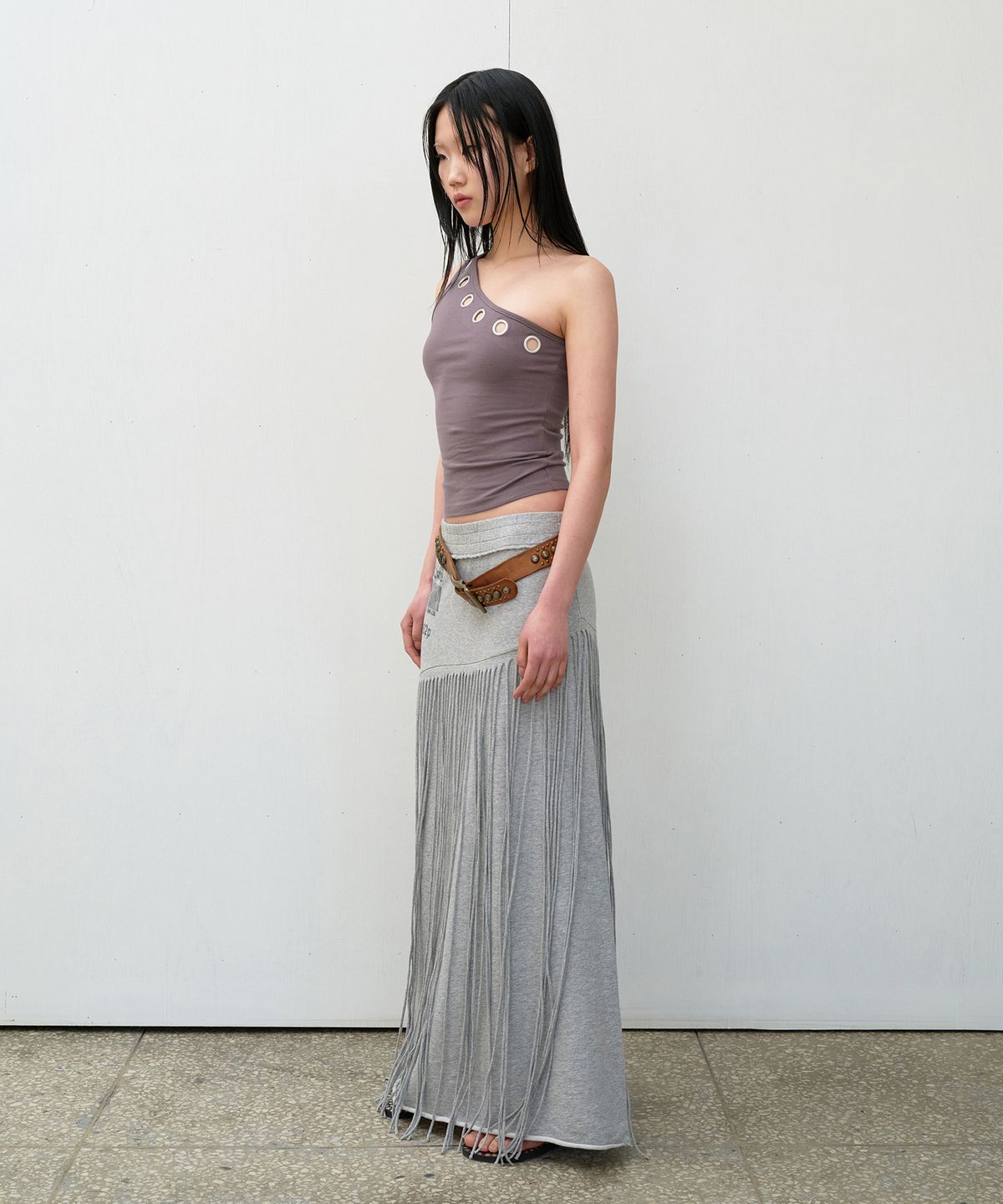 더바이닐하우스(THEVINYLHOUSE) EYELET ONE SHOULDER SLEEVELESS (W) CHARCOAL