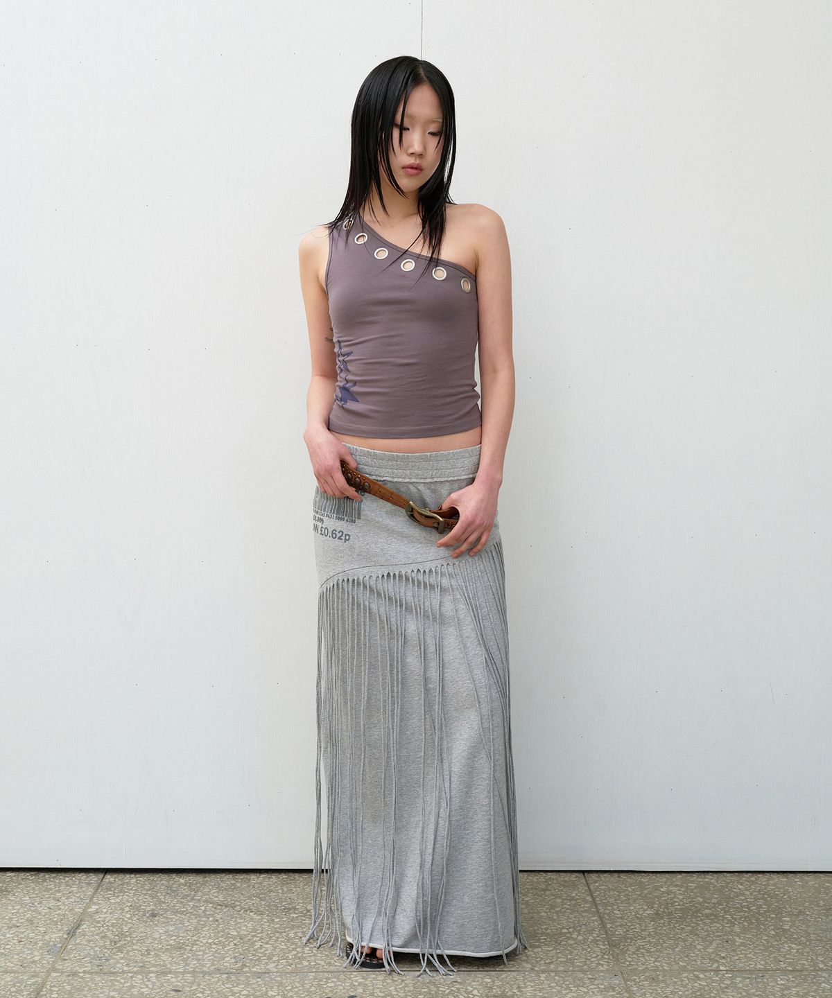 더바이닐하우스(THEVINYLHOUSE) EYELET ONE SHOULDER SLEEVELESS (W) CHARCOAL