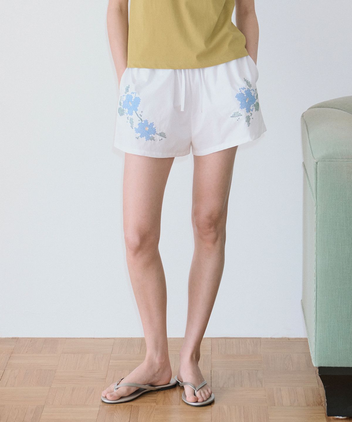 시눈(SINOON) Floral Embroidered Short Pants (White)