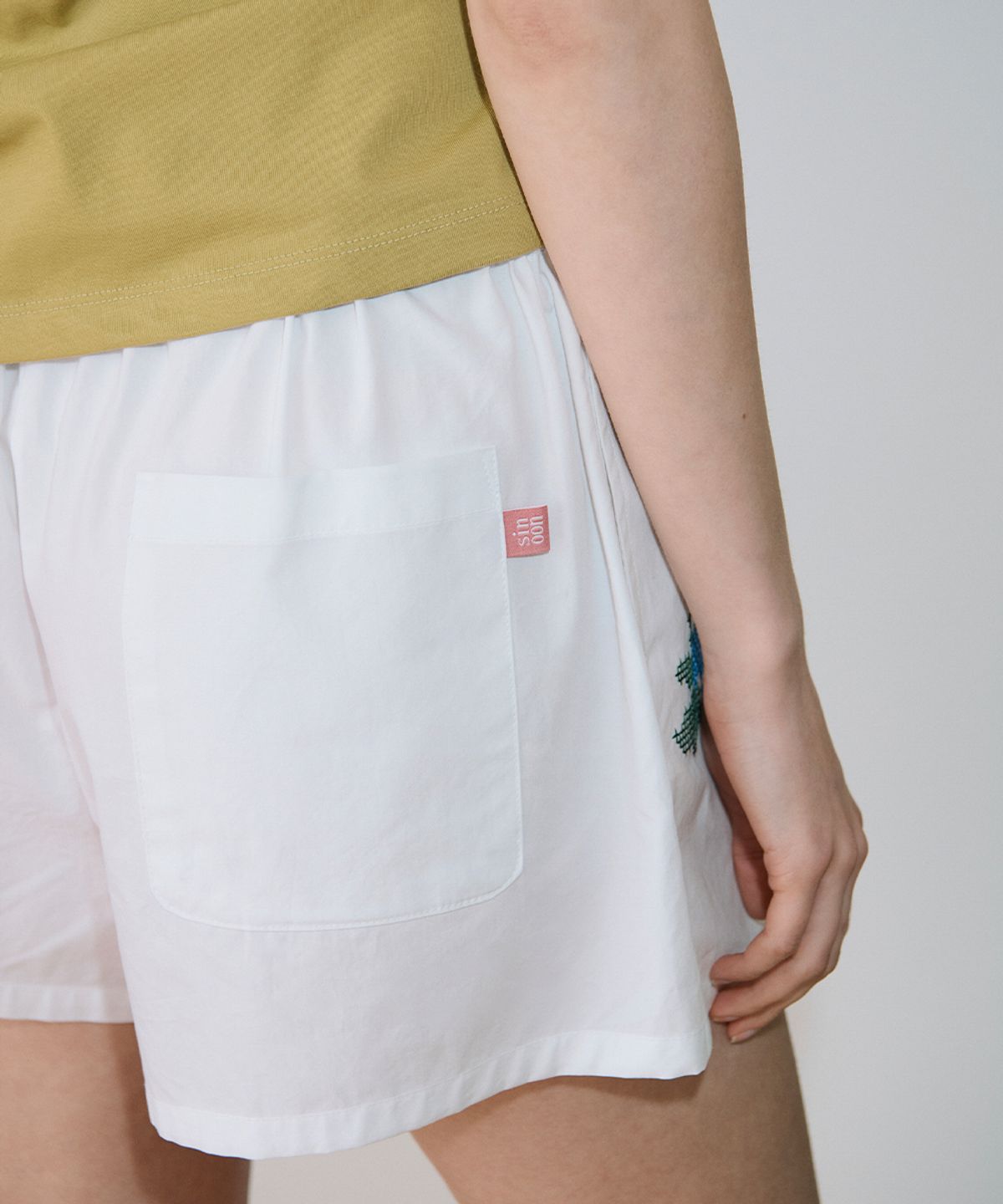 시눈(SINOON) Floral Embroidered Short Pants (White)