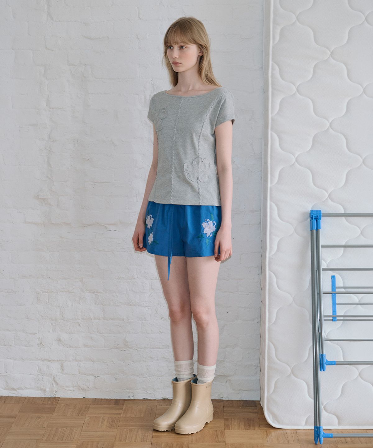 시눈(SINOON) Floral Embroidered Short Pants (Blue)