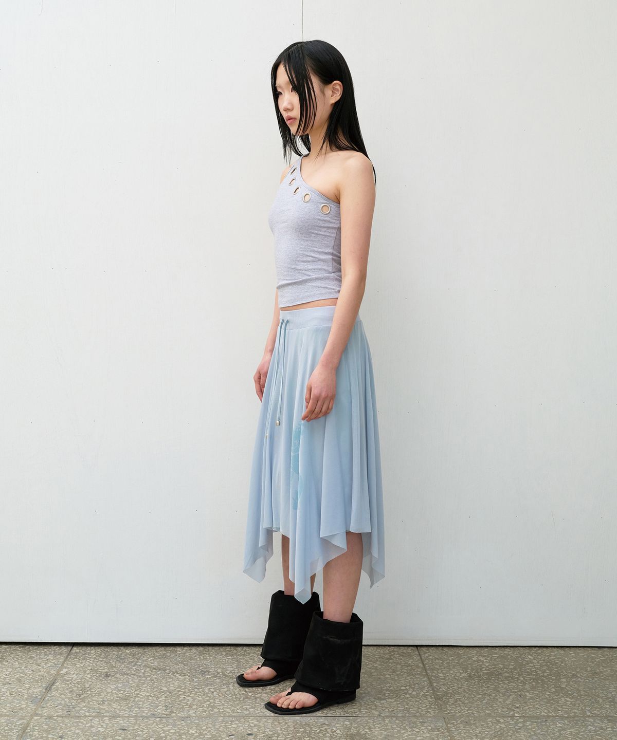 더바이닐하우스(THEVINYLHOUSE) EYELET ONE SHOULDER SLEEVELESS (W) GREY