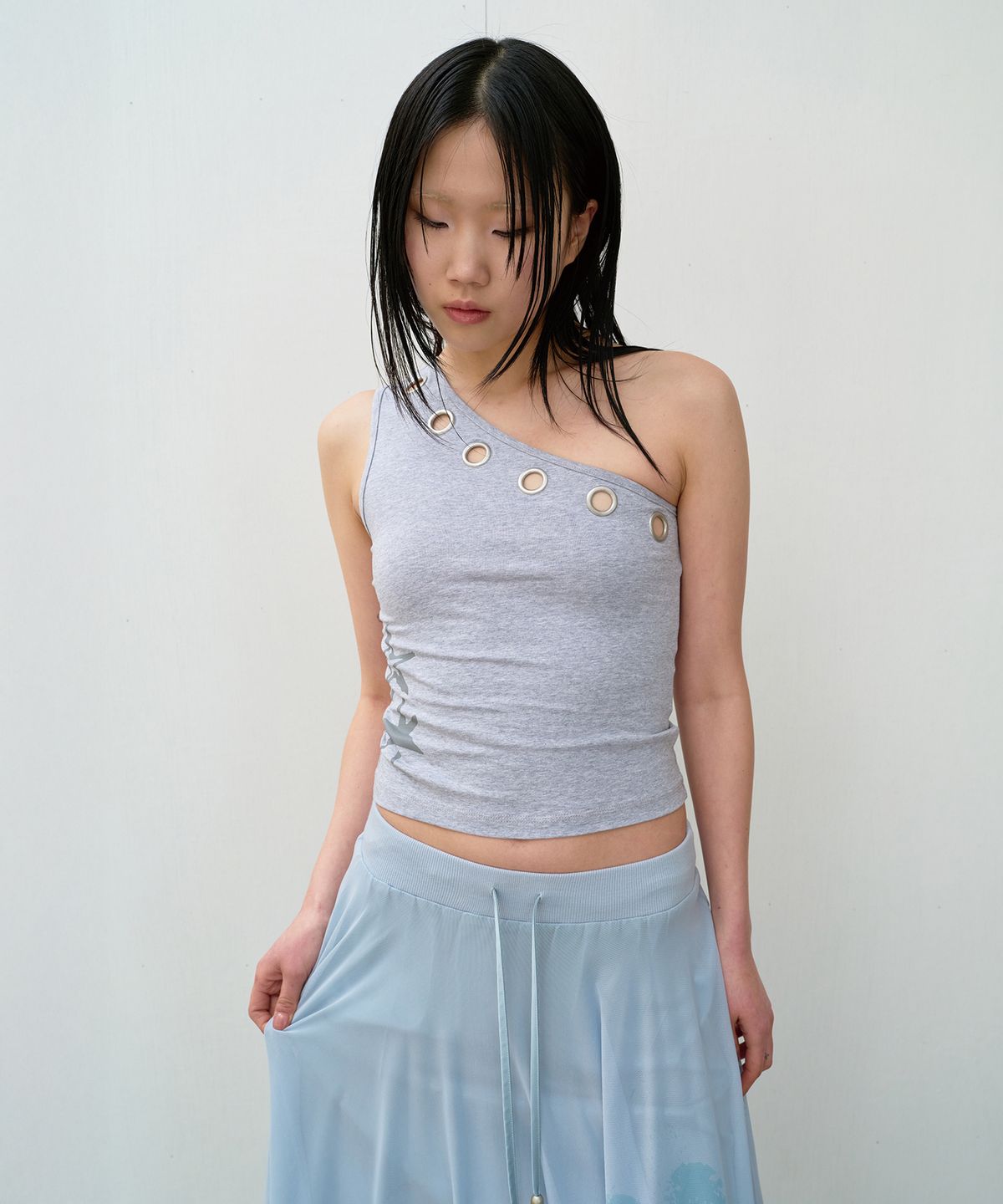 더바이닐하우스(THEVINYLHOUSE) EYELET ONE SHOULDER SLEEVELESS (W) GREY