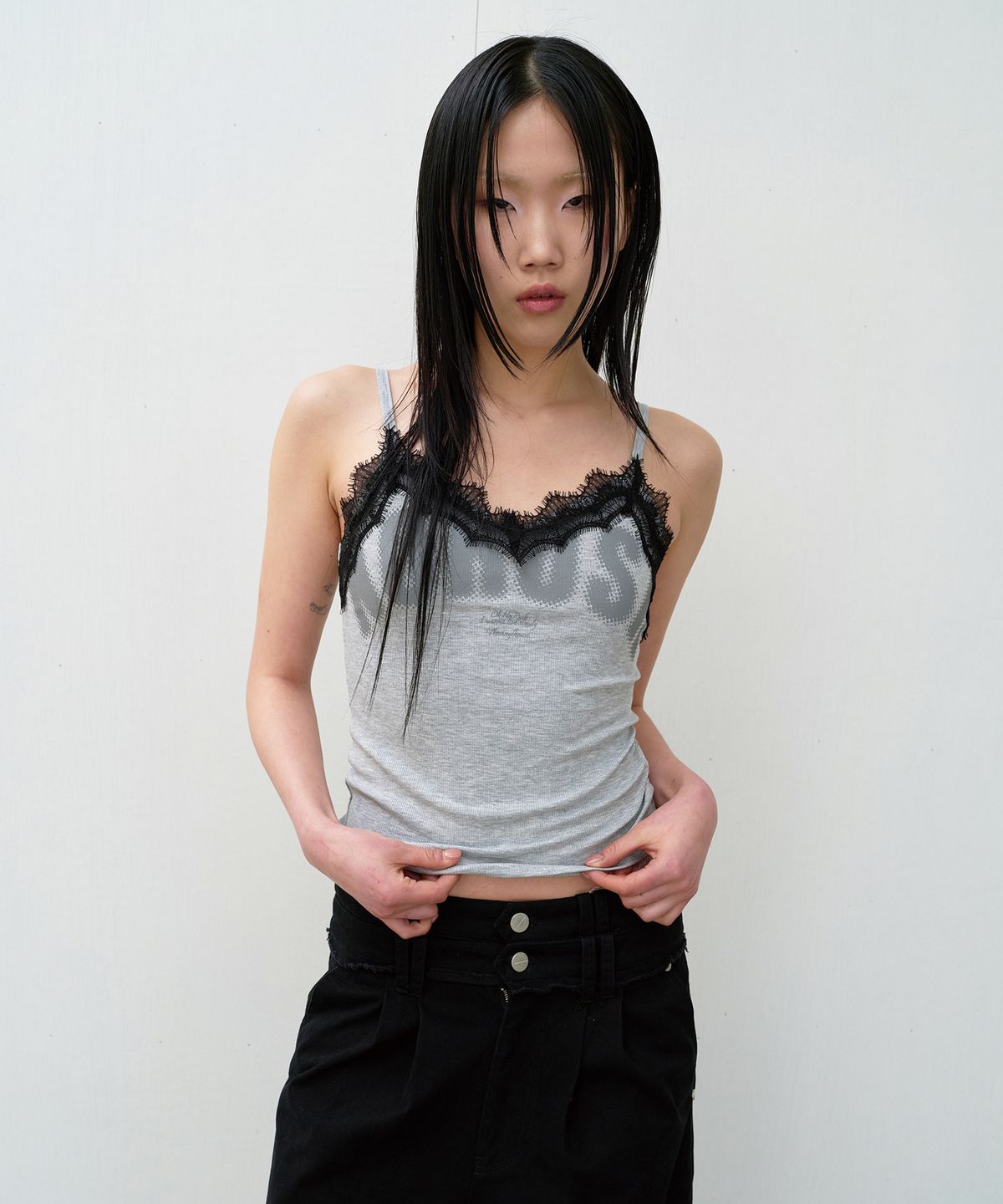 더바이닐하우스(THEVINYLHOUSE) NO RUSH LACE SLEEVELESS (W) GREY