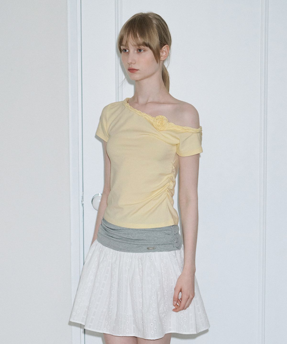 시눈(SINOON) [하츠투하츠 지우 착용]  Braided One-Shoulder T-Shirt (Cream Yellow)