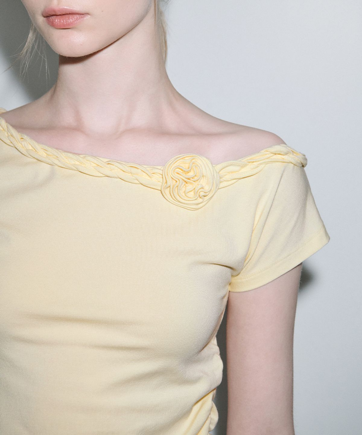 시눈(SINOON) [하츠투하츠 지우 착용]  Braided One-Shoulder T-Shirt (Cream Yellow)