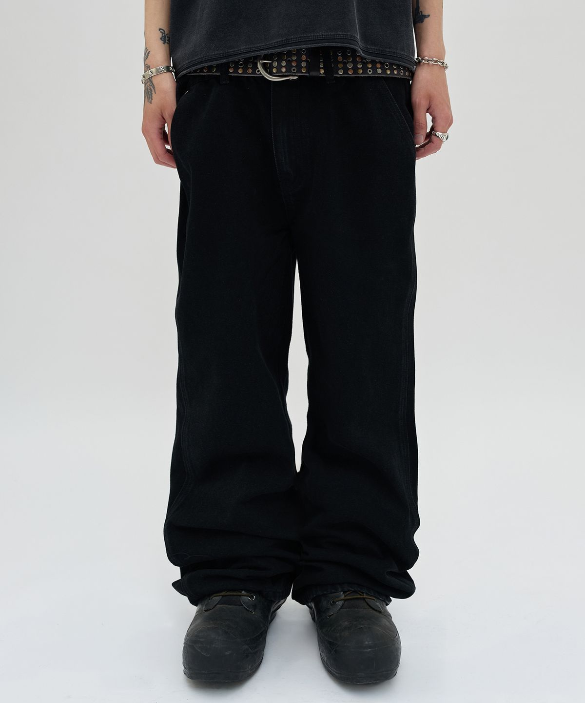 스웨이드(SUADE) CURVED FLARE DENIM [BLACK]