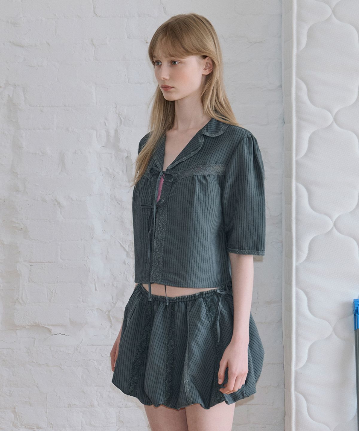 시눈(SINOON) Lace Ribbon Blouse (Dark Navy)