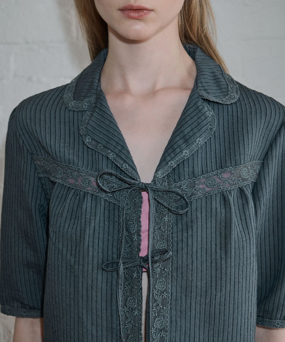 시눈(SINOON) Lace Ribbon Blouse (Dark Navy)