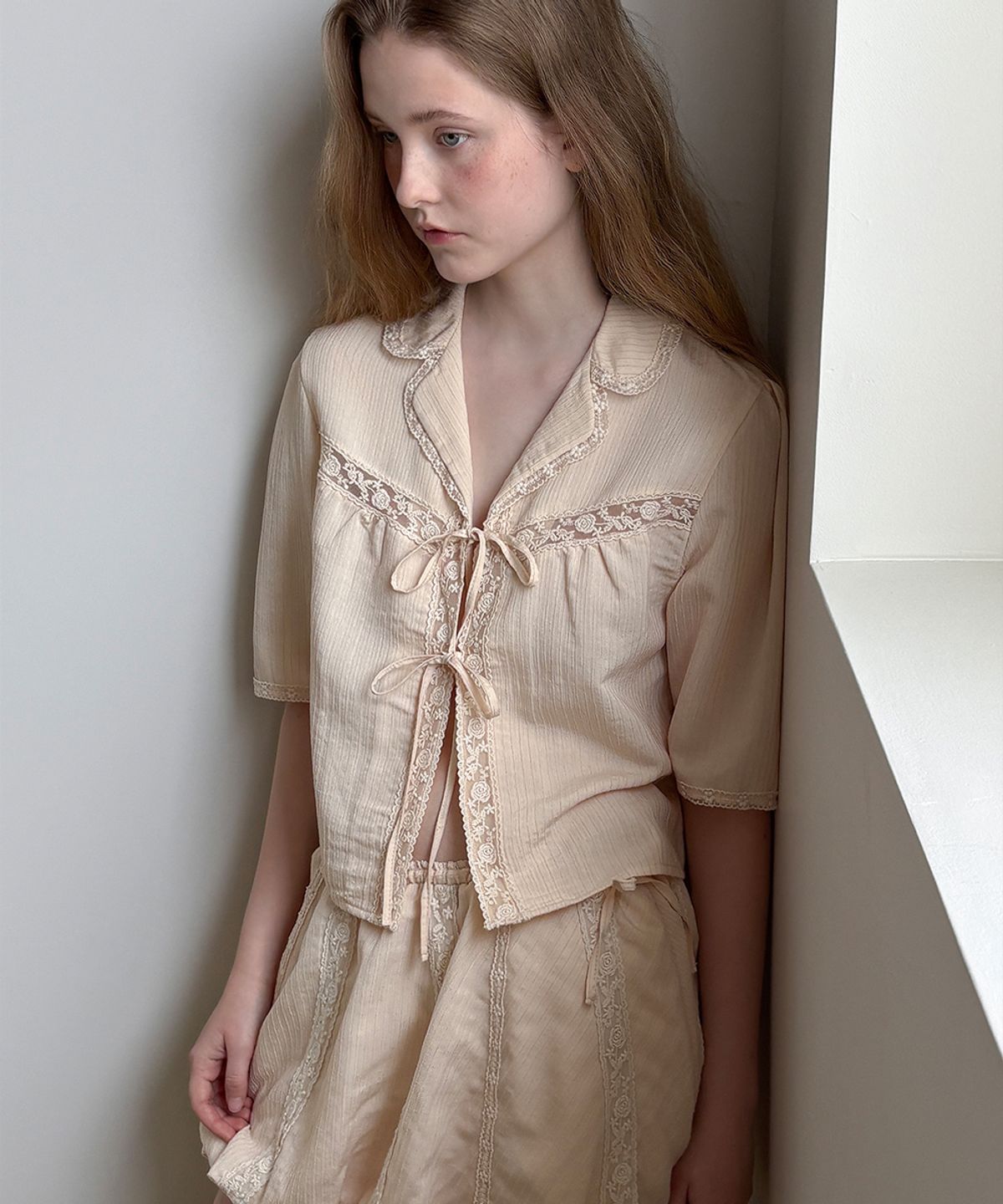 시눈(SINOON) Lace Ribbon Blouse (Apricot)