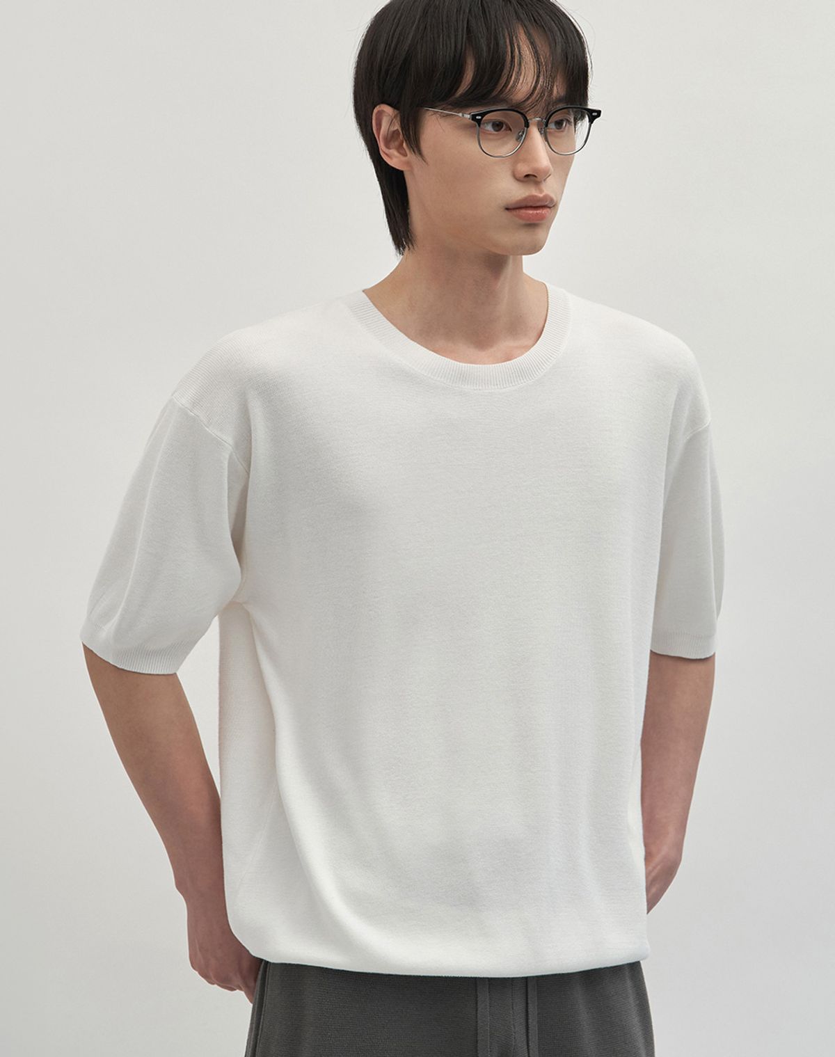 워크온바디오프(WORK ON BODY OFF) 쿨 뱀부 세미 오버핏 라운드넥 반팔 니트 [화이트]