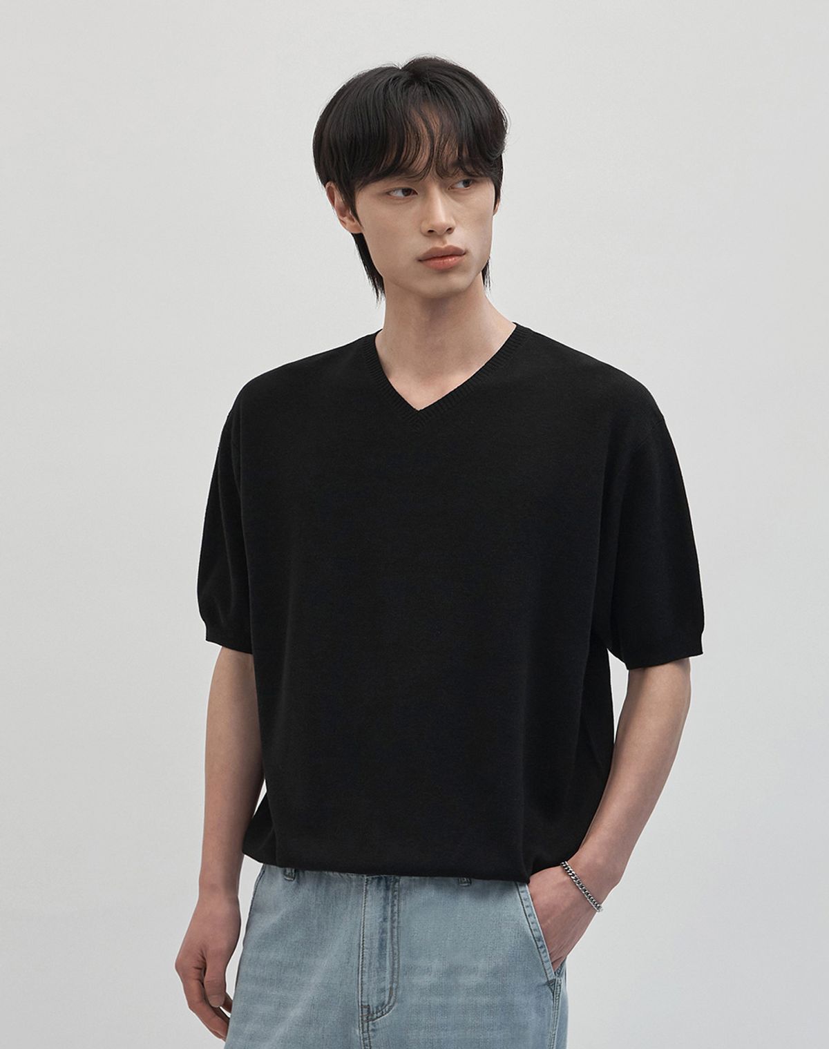 워크온바디오프(WORK ON BODY OFF) 쿨 뱀부 세미 오버핏 브이넥 반팔 니트 [블랙]